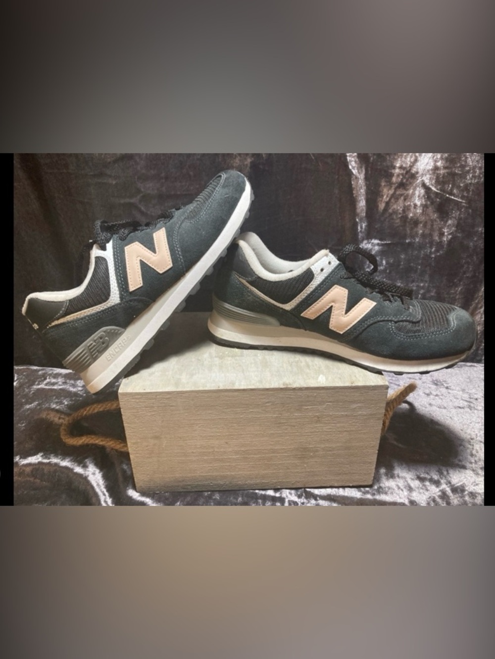 Women’s New Balance Like New - Picture 3 of 7